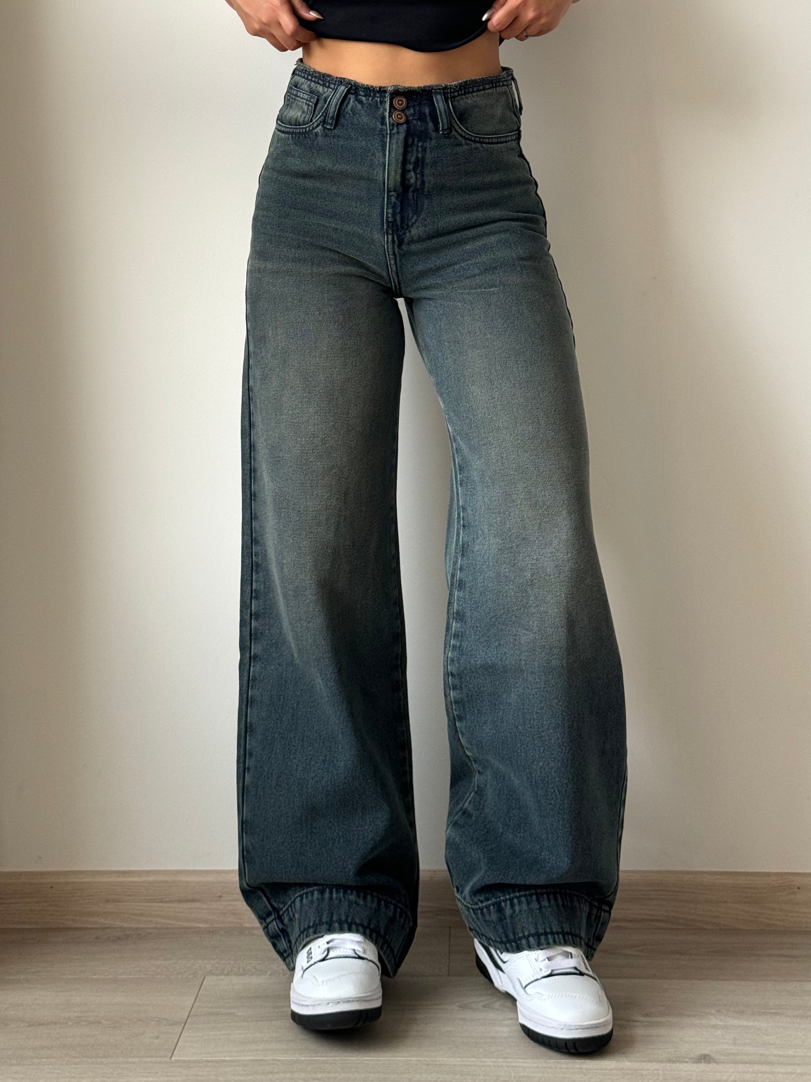 Jeans con doble botón y borde grunge