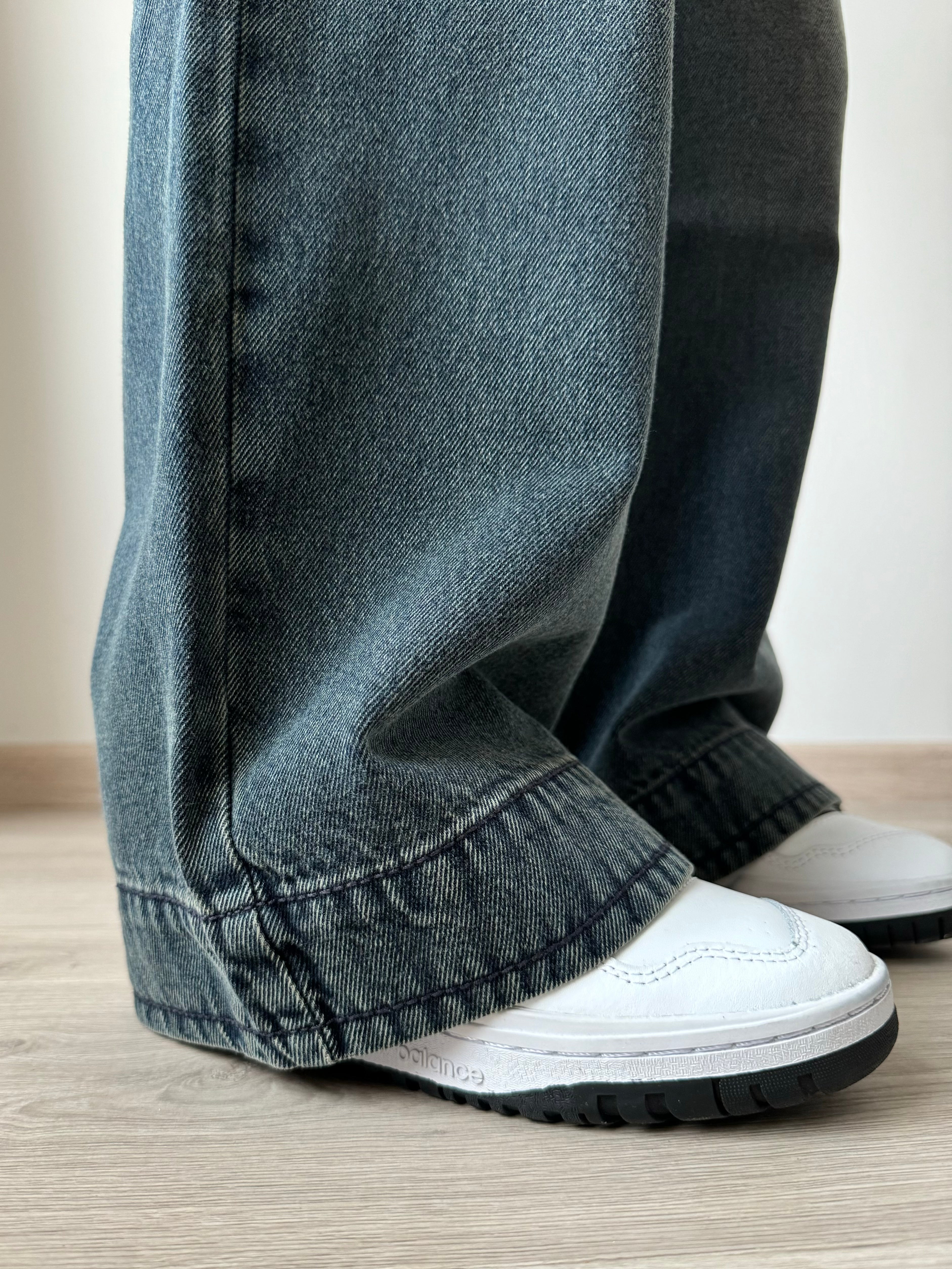 Jeans con doble botón y borde grunge