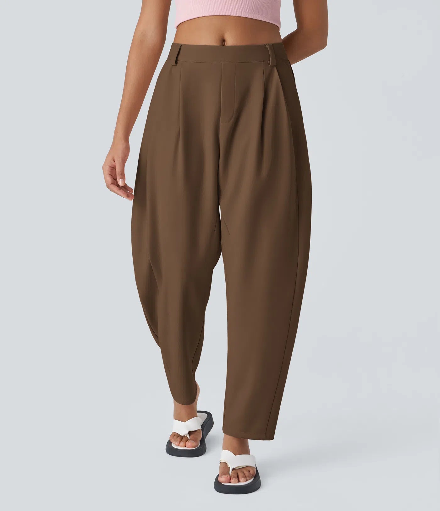 Pantalón oficina pierna barril bolsillo lateral plisado tiro medio