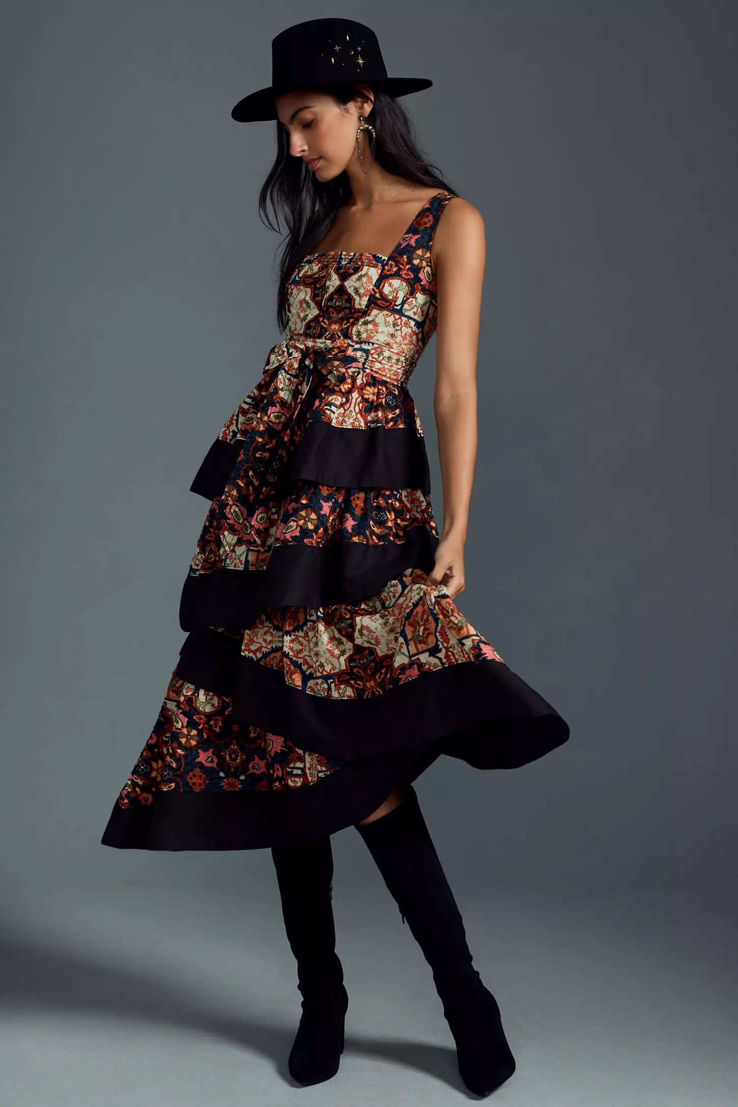 Vestido midi escalonado con cuello cuadrado