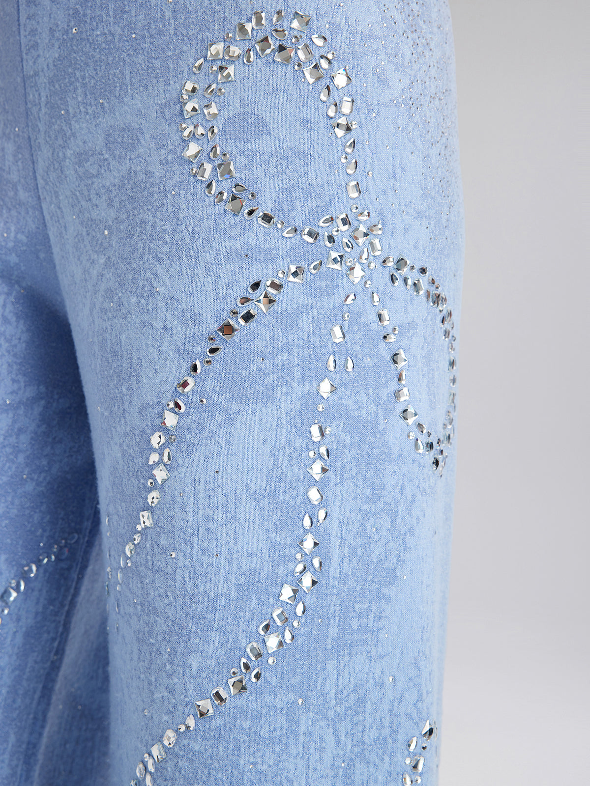 Pantalones elásticos de lana con pedrería